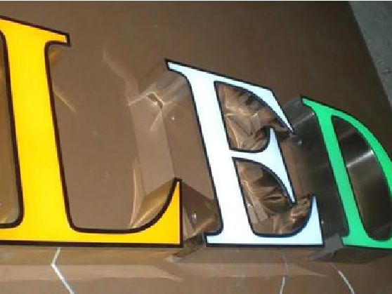 云和介绍LED招牌的基础知识。